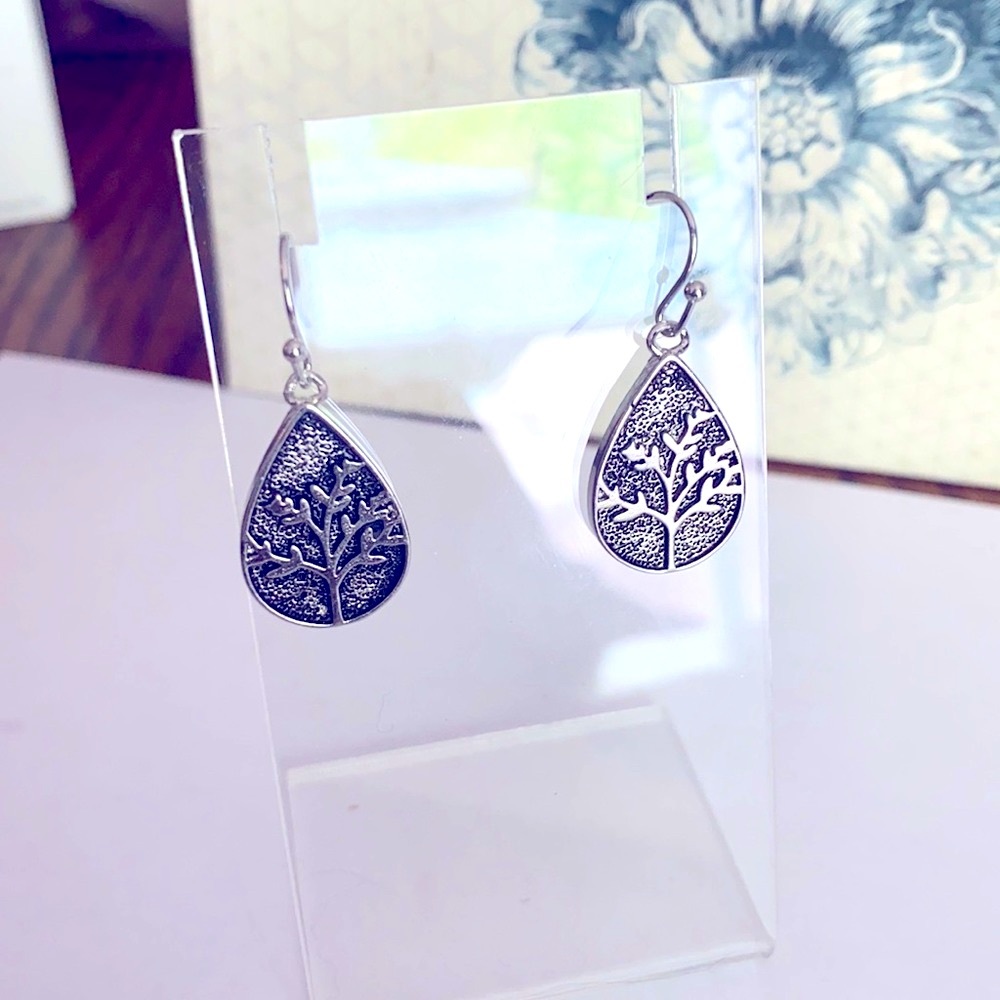 A beautiful pair of Sterling Silver Earrings - Picture 3 of 3